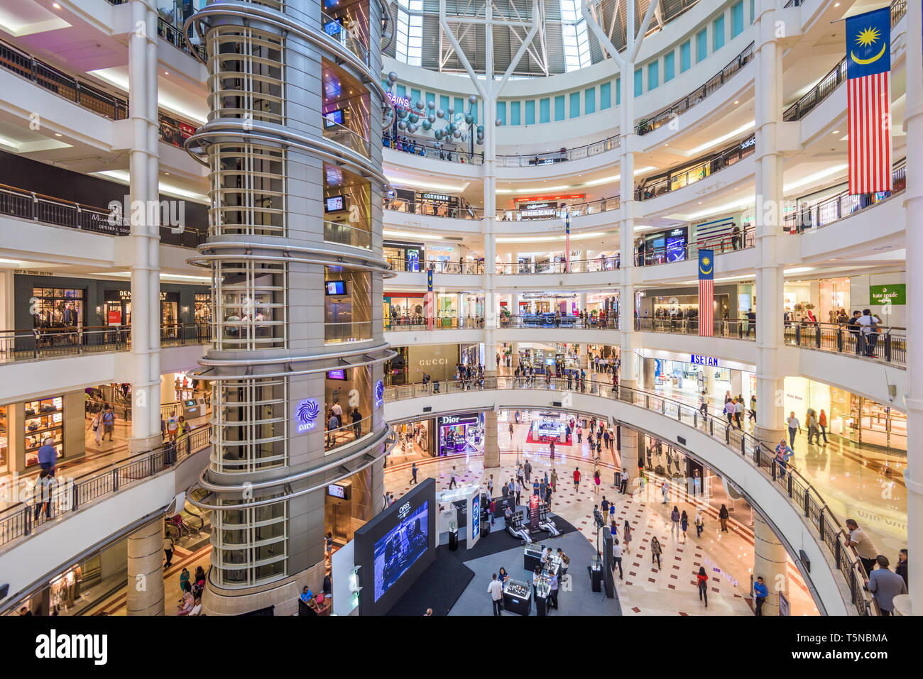 Retail Wonderland: Navigating the Shopping Landscape in Malaysia